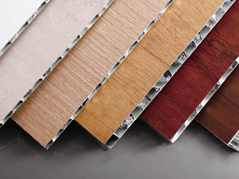 兩塊較薄的蜂窩面板